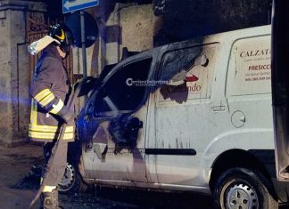 Altra notte, altro rogo: alle fiamme il furgoncino di un commerciante di scarpe