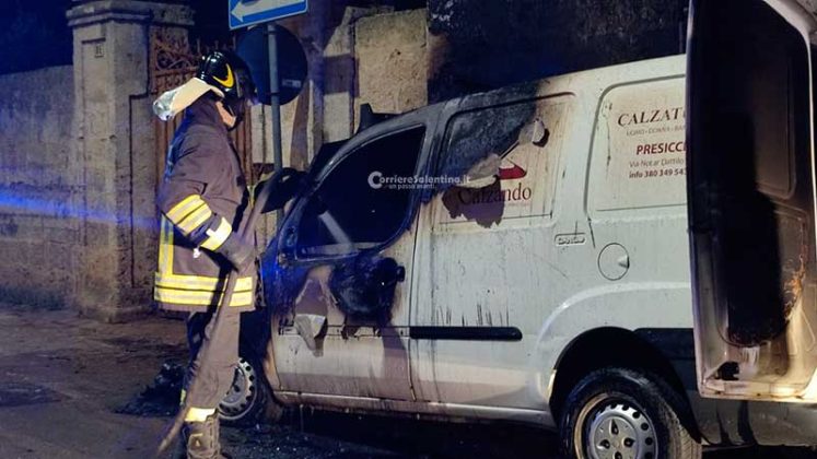 Altra notte, altro rogo: alle fiamme il furgoncino di un commerciante di scarpe - Corriere Salentino