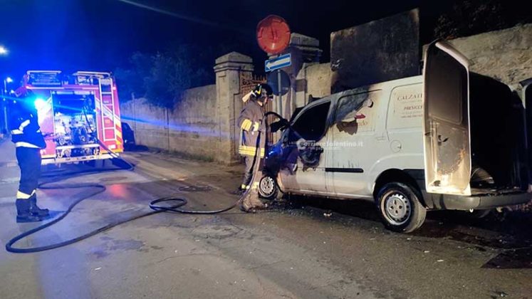 Altra notte, altro rogo: alle fiamme il furgoncino di un commerciante di scarpe - Corriere Salentino