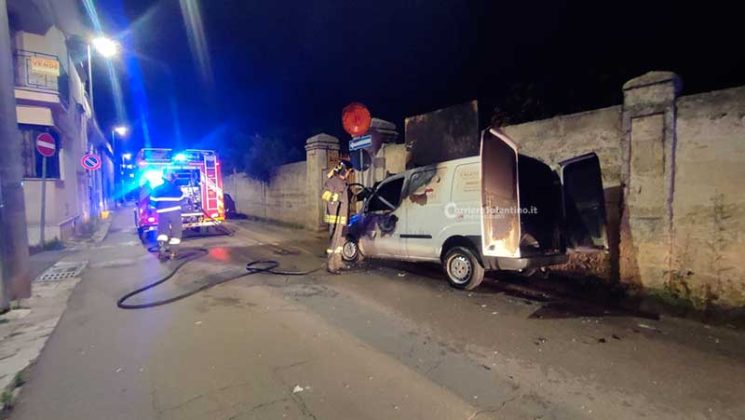 Altra notte, altro rogo: alle fiamme il furgoncino di un commerciante di scarpe - Corriere Salentino