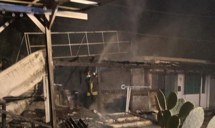 Altra notte di fuoco a Torre San Giovanni, incendiato bar in area di servizio. A Gallipoli a fuoco l’Audi di un consigliere - Corriere Salentino
