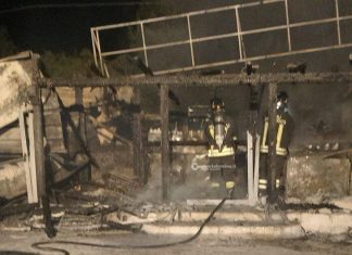 Altra notte di fuoco a Torre San Giovanni, incendiato bar in area di servizio. A Gallipoli a fuoco l’Audi di un consigliere