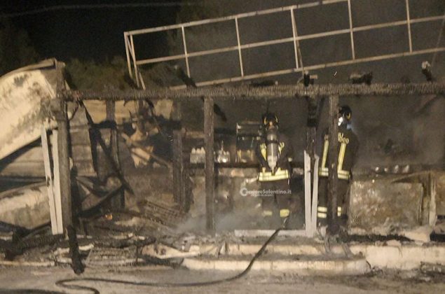 Altra notte di fuoco a Torre San Giovanni, incendiato bar in area di servizio. A Gallipoli a fuoco l’Audi di un consigliere - Corriere Salentino