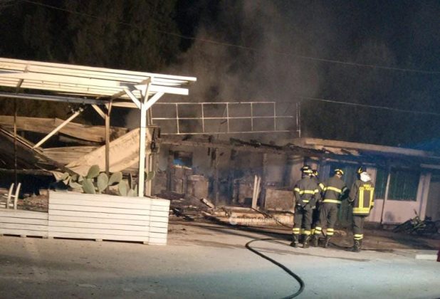 Altra notte di fuoco a Torre San Giovanni, incendiato bar in area di servizio. A Gallipoli a fuoco l’Audi di un consigliere - Corriere Salentino