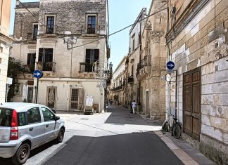 Monopattino contromano si schianta sulla fiancata di un’auto: 16enne in ospedale