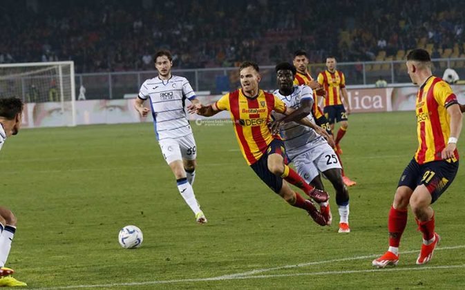 Il Lecce saluta il Via del Mare con una sconfitta: l’Atalanta vince 2 a 0, ma sugli spalti è comunque festa giallorossa - Corriere Salentino