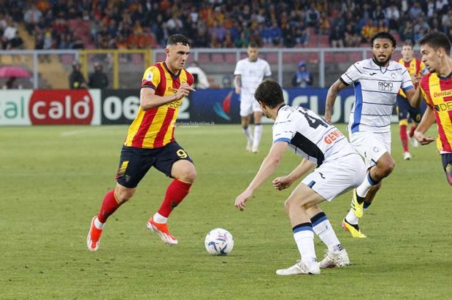 Il Lecce saluta il Via del Mare con una sconfitta: l’Atalanta vince 2 a 0, ma sugli spalti è comunque festa giallorossa - Corriere Salentino