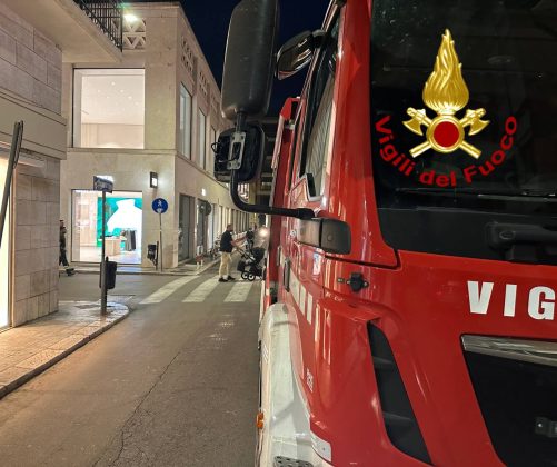Principio di incendio nel negozio: paura in pieno centro città. Stabile evacuato - Corriere Salentino