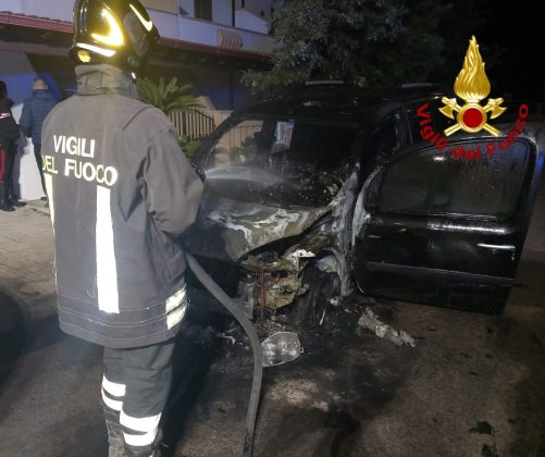 Raid incendiario nel basso Salento: dati alle fiamme tre mezzi della famiglia di un geometra - Corriere Salentino