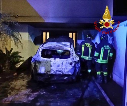 Notte di fuoco in provincia, tre mezzi distrutti dalle fiamme: si indaga sulle cause. Colpita l’auto di un assessore comunale - Corriere Salentino