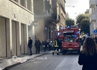 Principio di incendio nel negozio: paura in pieno centro città. Stabile evacuato