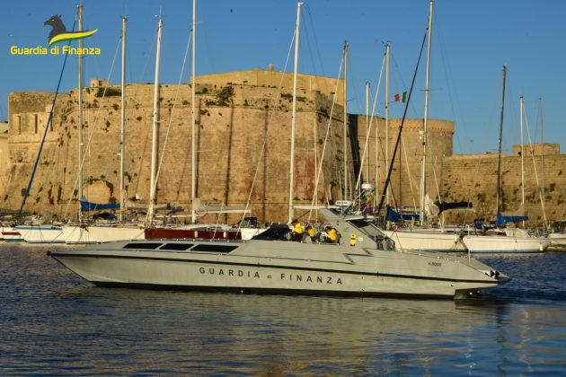 Sottratte agli scafisti e affidate a “no profit” per scopi sociali e benefici, ma poi vendute, fatte sparire o smontate: in sei nei guai - Corriere Salentino