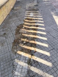 Scorrano: “Quartiere Leuca, lo si pulisce solo per i comizi di qualcuno. Marciapiedi dissestati e pericolosi” - Corriere Salentino