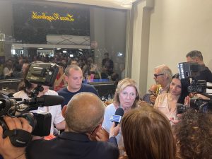 Lecce, Poli Bortone ringrazia la gente per ore in attesa di un annuncio che non arriva. Le liste del centrodestra al 50,2%. Flop Ciucci e Siculella - Corriere Salentino