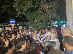Lecce, Poli Bortone ringrazia la gente per ore in attesa di un annuncio che non arriva. Le liste del centrodestra al 50,2%. Flop Ciucci e Siculella - Corriere Salentino