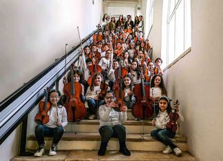 Domani 140 bambini, tra orchestra e coro SMA, per il debutto de “La regina”, spettacolo musicale sul Salento colpito dalla Xylella