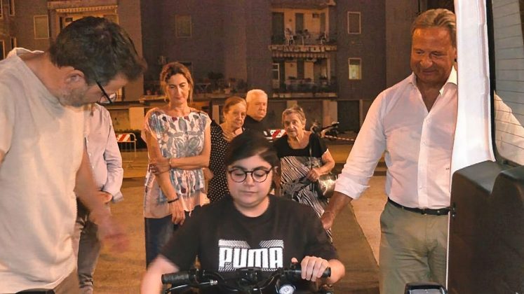 Fabio e la sua famiglia ricevono l'auto attrezzata: emozioni e solidarietà a Maglie con Cuore Amico - Corriere Salentino