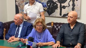 Poli Bortone vara la giunta: Giordano Anguilla vicesindaco. Molti delusi. Le donne: Calò, Greco e Margiotta. Monticelli Cuggiò alla Presidenza - Corriere Salentino