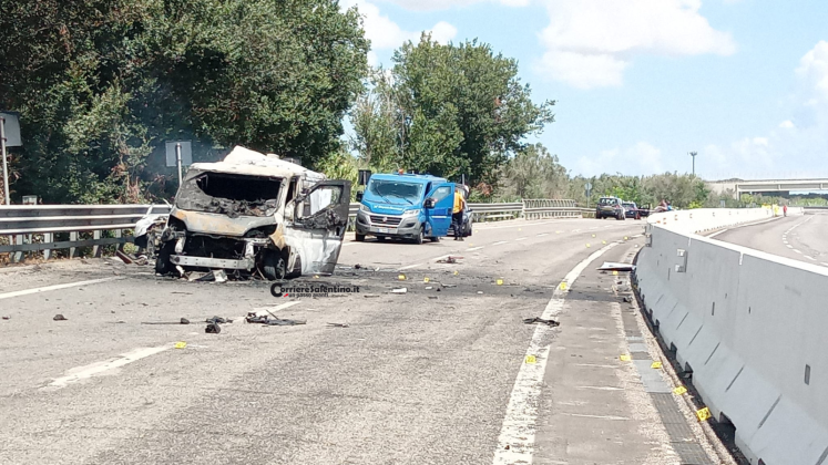 Assalto al portavalori sulla Lecce-Brindisi: auto in fiamme e traffico bloccato - Corriere Salentino