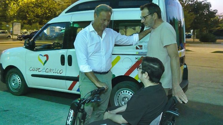 Fabio e la sua famiglia ricevono l'auto attrezzata: emozioni e solidarietà a Maglie con Cuore Amico - Corriere Salentino