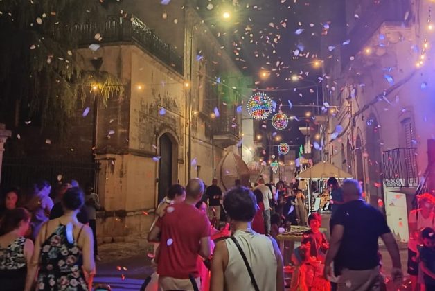 "Corti in Tavola": torna a Caprarica di Lecce la passeggiata enogastronomica tra le corti storiche della Città dell'olio - Corriere Salentino