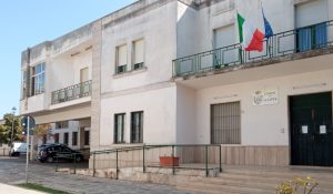 Pietra contro l'auto della polizia locale: caccia ai vandali - Corriere Salentino