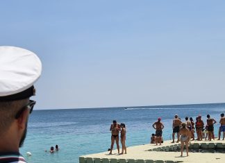 Due turisti in difficoltà, non riescono a tornare a riva: tratti in salvo dalla guardia costiera