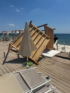 Tromba d'aria si abbatte su un lido: tre bagnanti feriti. Danni alla struttura - Corriere Salentino