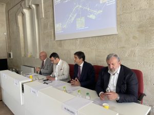 Strada 275, consegna dei lavori del 1º lotto: 178 milioni per la svolta. Salvini bacchetta i “comitati del no”. Emiliano: “L’alta velocità non si può fare a Lecce” - Corriere Salentino