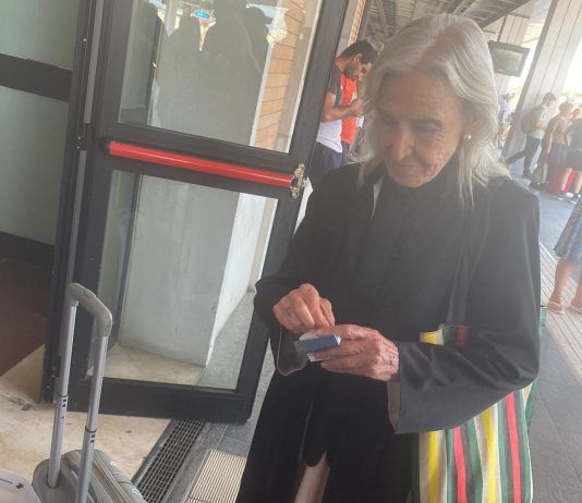 Inferno Lecce-Roma in treno e c’è anche la scrittrice Barbara Alberti: passeggeri bloccati a Trinitapoli. “Viaggio infinito al sole, senza condizionatori”