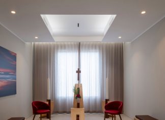 Sales inaugura la prima Casa Funeraria a Lecce: “esempio di civiltà e rispetto”. All’interno la mostra di Bruno Barillari