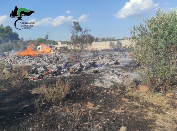 Fiamme nella discarica abusiva, denunciato il proprietario. Sequestrata area di 4.800 metri quadri - Corriere Salentino