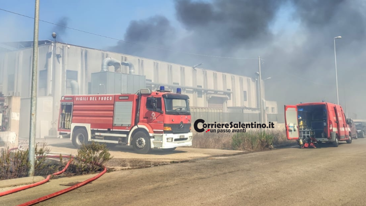 Il Salento continua a bruciare: le fiamme a Tricase avvolgono aziende e minacciano le abitazioni private - Corriere Salentino