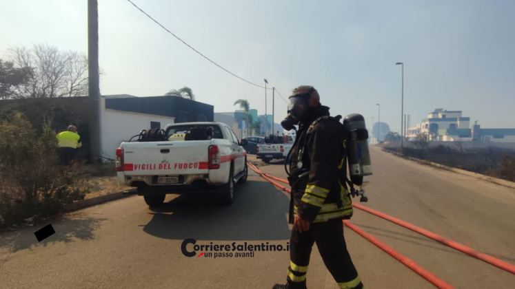 Il Salento continua a bruciare: le fiamme a Tricase avvolgono aziende e minacciano le abitazioni private - Corriere Salentino