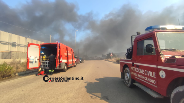Il Salento continua a bruciare: le fiamme a Tricase avvolgono aziende e minacciano le abitazioni private - Corriere Salentino