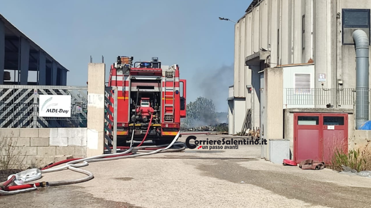 Il Salento continua a bruciare: le fiamme a Tricase avvolgono aziende e minacciano le abitazioni private - Corriere Salentino