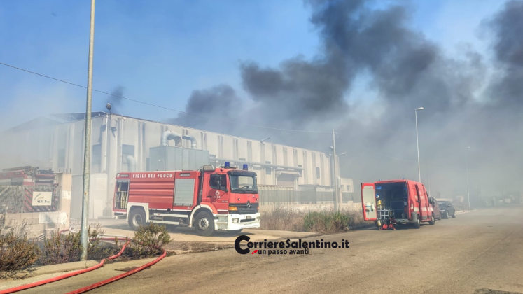 Il Salento continua a bruciare: le fiamme a Tricase avvolgono aziende e minacciano le abitazioni private - Corriere Salentino