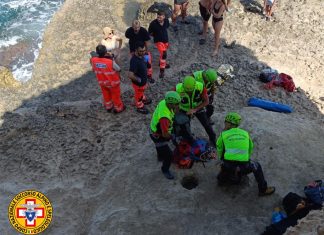 Si tuffa da una scogliera alta 11 metri: ragazza resta ferita, tratta in salvo dal soccorso alpino speleologico