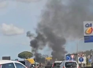 Assalto al portavalori sulla Lecce-Brindisi: auto in fiamme e traffico bloccato