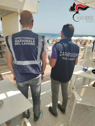 Lavoro nero e inosservanza delle norme di sicurezza nei lidi e nei campi. Sospese 10 attività, multe per 300mila euro - Corriere Salentino