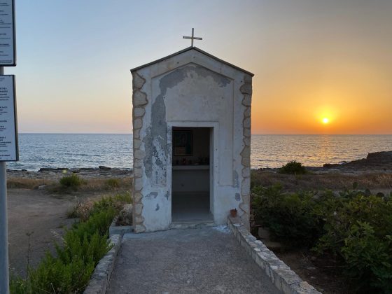 Alla scoperta del Salento: Tra mare e tramonti, l’incanto dell’edicola di Santa Lucia a Torre Suda - Corriere Salentino