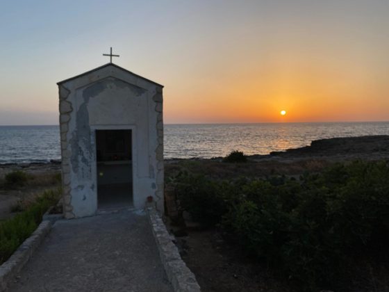 Alla scoperta del Salento: Tra mare e tramonti, l’incanto dell’edicola di Santa Lucia a Torre Suda - Corriere Salentino