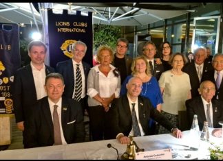 Passaggio della campana Lions Club Lecce Host. Il Professore Antonio Costantini passa il testimone all’Ingegnere Roberto Lubelli di Serrano