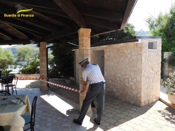 Gazebo e pergolati abusivi a servizio di un ristorante, scattano sequestri e denunce a Tricase - Corriere Salentino