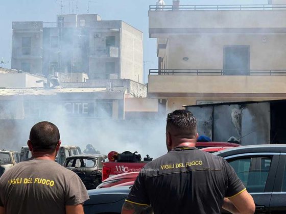 Il fuoco si estende alla concessionaria, mezzi distrutti e paura. Alle fiamme pure un pick-up dei vigili del fuoco - Corriere Salentino