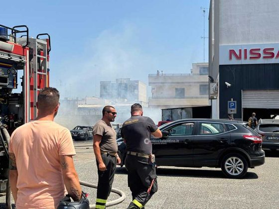 Il fuoco si estende alla concessionaria, mezzi distrutti e paura. Alle fiamme pure un pick-up dei vigili del fuoco - Corriere Salentino