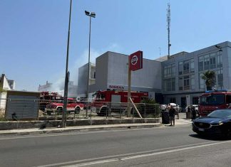 Il fuoco si estende alla concessionaria, mezzi distrutti e paura. Alle fiamme pure un pick-up dei vigili del fuoco