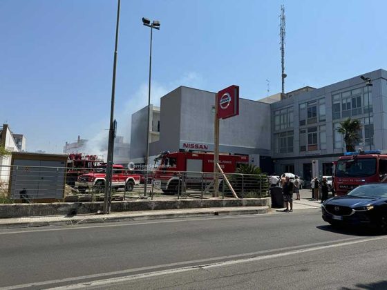 Il fuoco si estende alla concessionaria, mezzi distrutti e paura. Alle fiamme pure un pick-up dei vigili del fuoco - Corriere Salentino