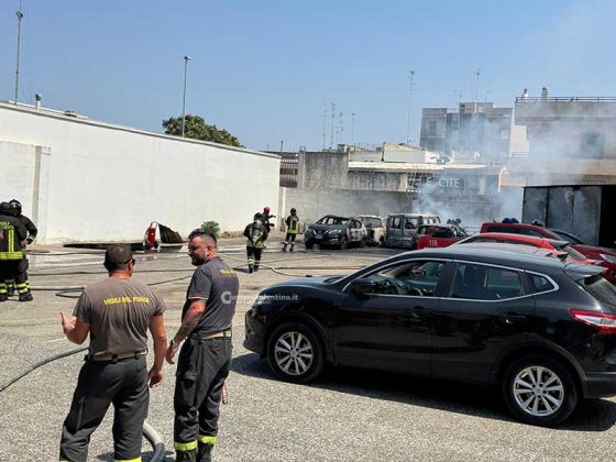 Il fuoco si estende alla concessionaria, mezzi distrutti e paura. Alle fiamme pure un pick-up dei vigili del fuoco - Corriere Salentino