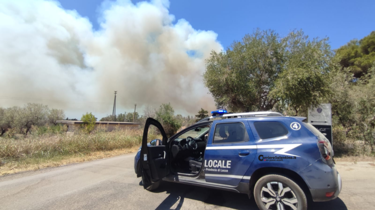 Fiamme nel Parco di Ugento, il rogo minaccia un resort distrutto dal fuoco nel 2023: arrivano i Canadair - Corriere Salentino